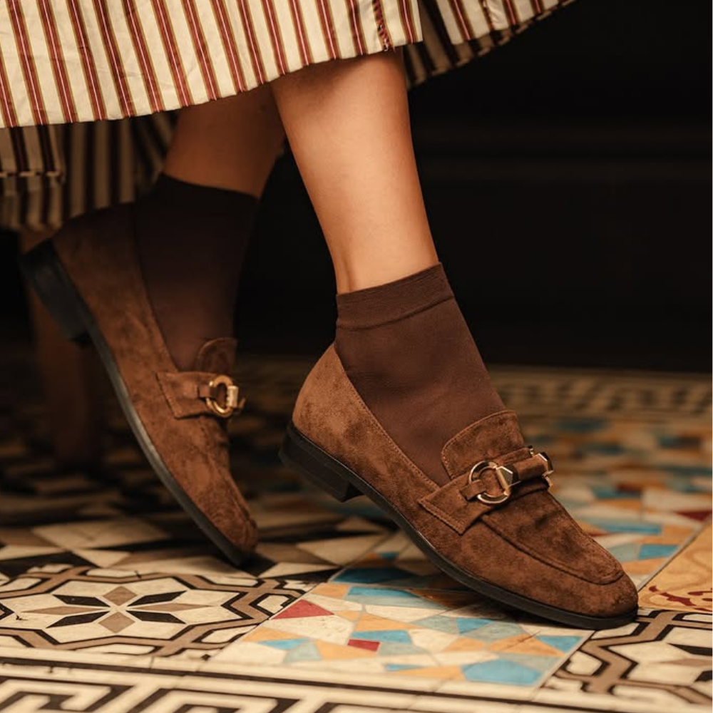 Wildleder Slipper mit Metallbuckle